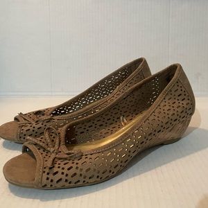 Seychelles Brown Peep Toe Wedges with Cutout Design Size 8.5W nwob